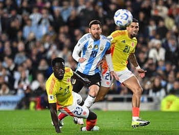 Lionel Messi enfrentándose a Davinson