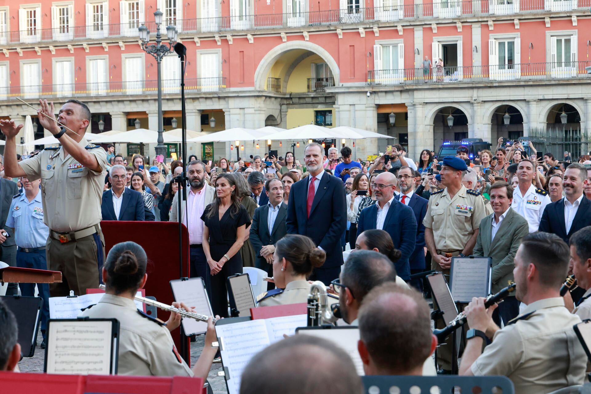El rey Felipe VI y la reina Letizia a su llegada a la Plaza Mayor de Madrid para asistir al concierto que ofrece la Guardia Real por el X aniversario de la Proclamación del rey Felipe VI. (EFE / CASA REAL)