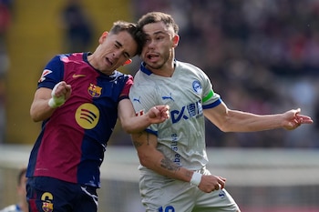 El brutal choque de cabezas entre un jugador del Barcelona y uno del Alavés