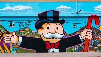 Alec Monopoly estuvo en Medellín: pintó tres murales, visitó la comuna 13 y regaló libros a niños