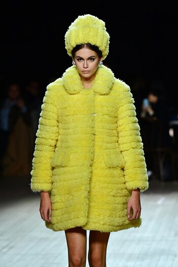 Kaia Gerber fue una de las top models que desfiló para Marc Jacobs, uno de los eventos más esperados en el NYFW por sus siempre innovadores diseños y textiles. En pasarela, un tapado en color lima de peluche y su sombrero del mismo género