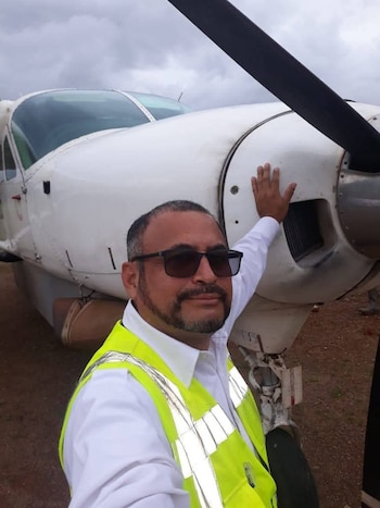 Rider Castillo Aburto en una fotografía junto a una de las aeronaves que tripulaba (Foto cortesía Cesar Zamb).