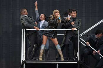 The Eras Tour de Taylor Swift genera más de mil millones de dólares, convirtiéndose en la gira solista más exitosa de la historia. (Foto de Scott A Garfitt/Invision/AP)