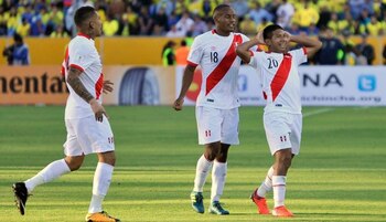 Edison Flores festejando al lado de André Carrillo y Paolo Guerrero. - Crédito: AFP