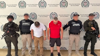 Dos colombianos con circular roja