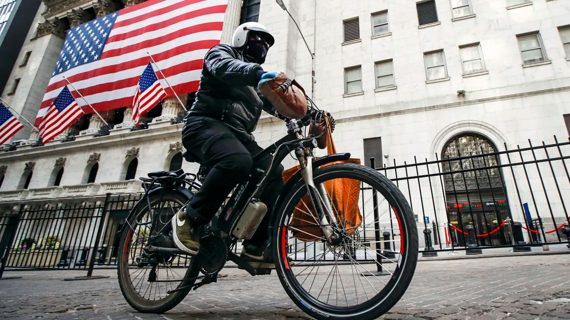 El Ayuntamiento de Nueva York insiste en retirar vehículos ilegales de alta velocidad y en exigir responsabilidad a los usuarios de micromovilidad (AP)