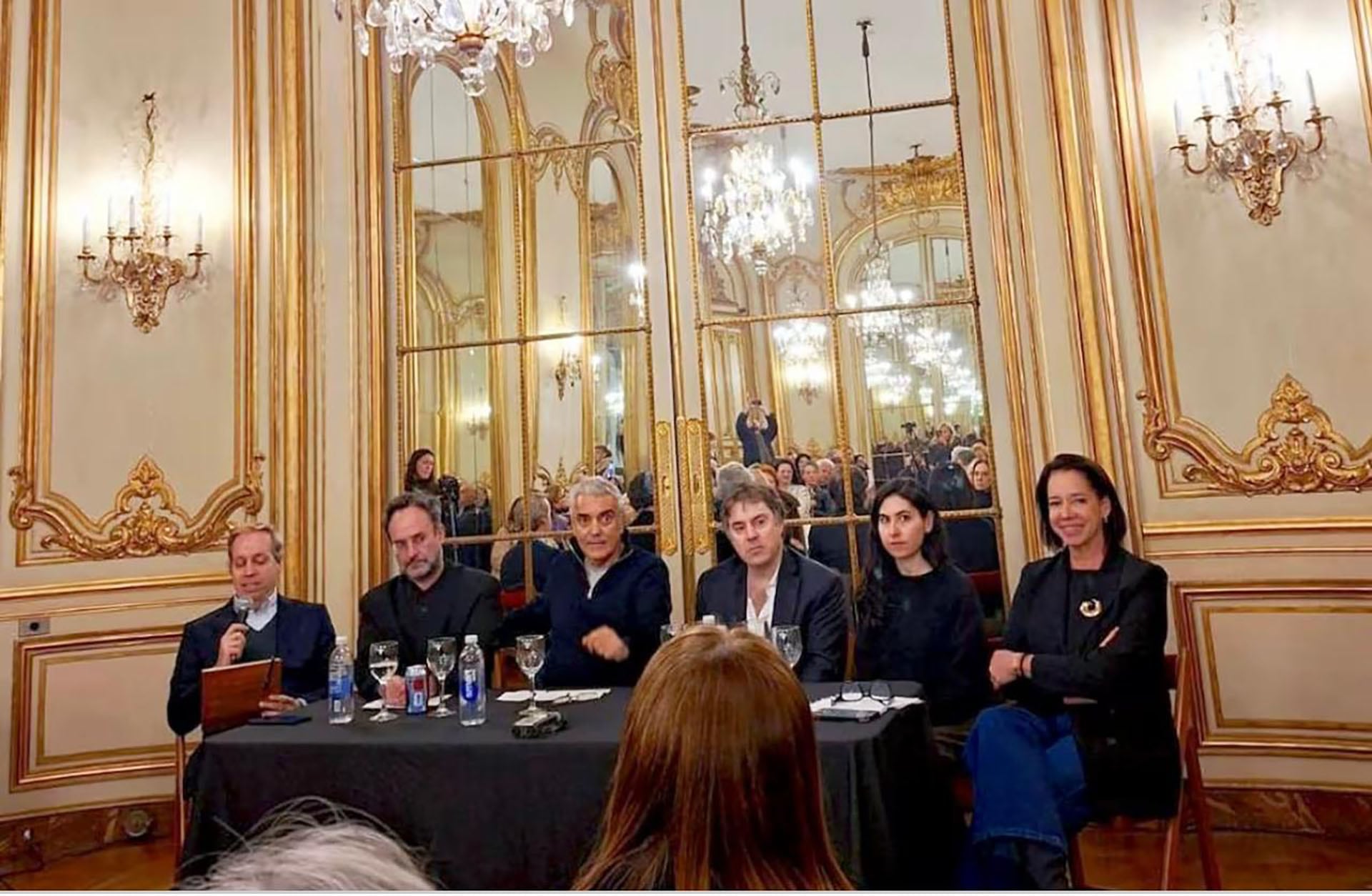 Tulio Andreussi Guzmán, presidente del Fondo Nacional de las Artes; ; Guillermo González Taboada, creador de Art Democracy; Andrés Buhar, fundador de ArtHaus y de la feria Aparte; y Mora Bacal, directora de la galería Ruth Benzacar