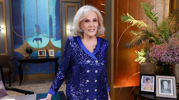 Mirtha Legrand deslumbró en su programa con un vestido largo en paillettes borgoña con detalles en plata