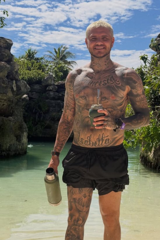 Entre paisajes paradisíacos de Playa del Carmen, Mauro Icardi se mostró distendido en la playa