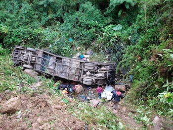 Los labores de rescate del ómnibus accidentado hoy en Cochabamba (EFE)