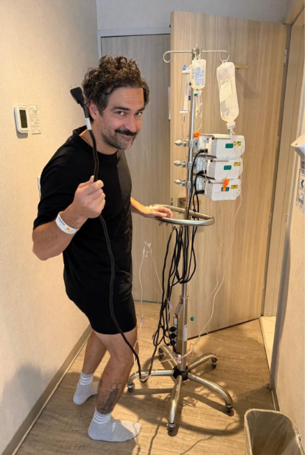Herrera mostró los primeros momentos de movilidad asistida en la habitación clínica junto a las bombas de infusión médica. (IG: ponchohd)