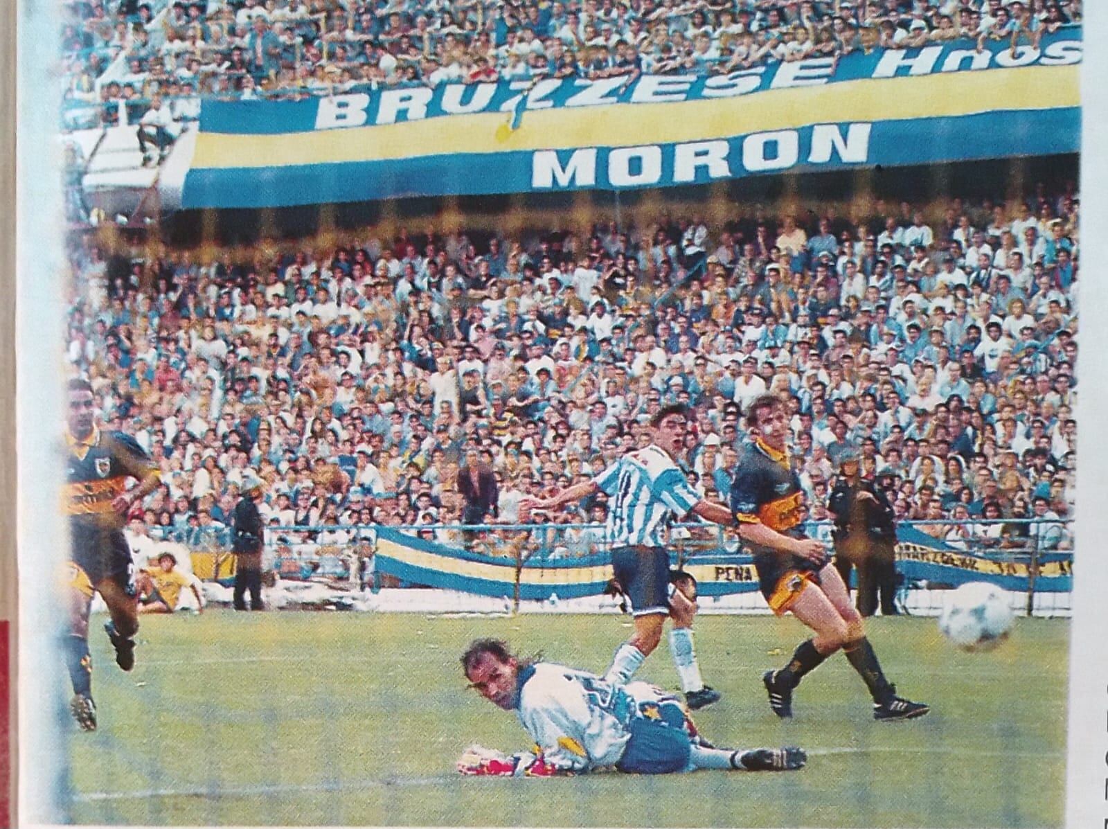 El Piojo López aprovecha otro descuido de la defensa de Boca y antes de los 15 minutos, Racing ya ganaba 3-0