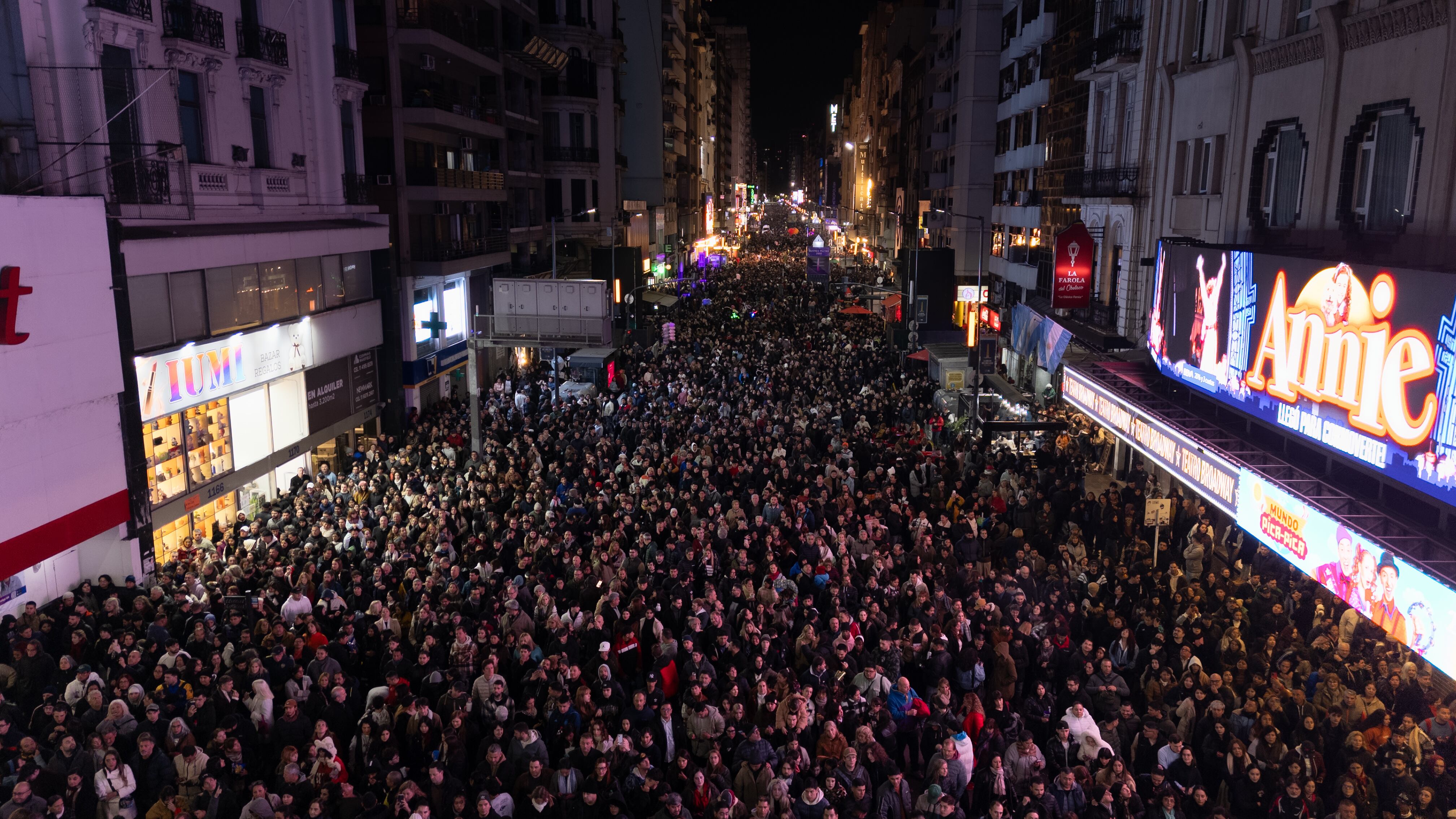 La avenida Corrientes, peatonalizada para la ocasión, brindó un espacio seguro y festivo para miles de asistentes