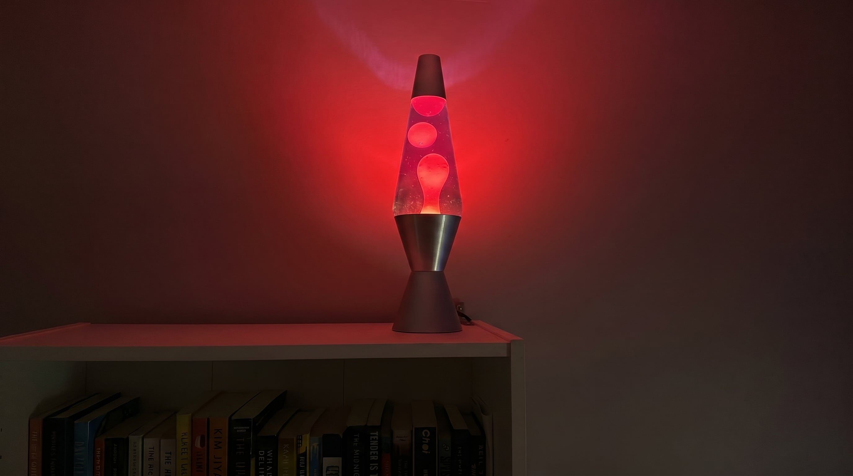 La lámpara de lava, presente en museos y escenarios pop, mantiene su vigencia como objeto de autor y decoración. (Imagen Ilustrativa Infobae)