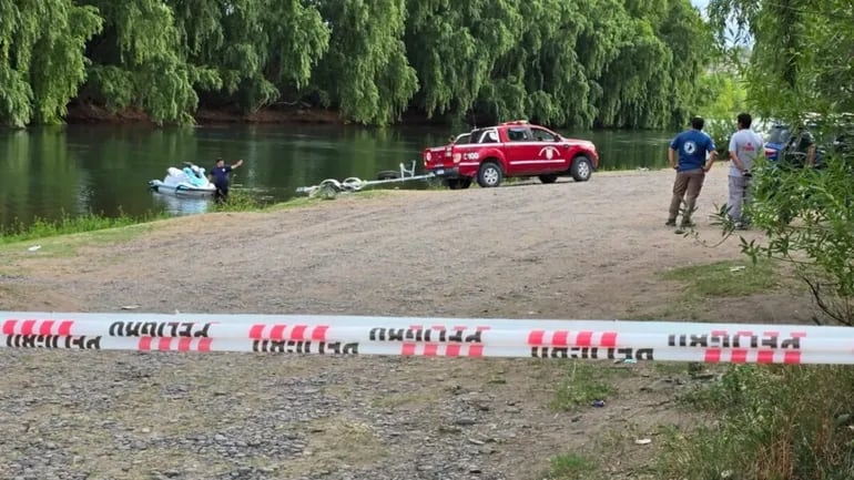 Personal de Bomberos y Prefectura trabajó durante días en distintos sectores del río Neuquén, familiares y vecinos siguieron de cerca los avances del operativo