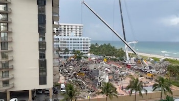 Personal de rescate trabaja en