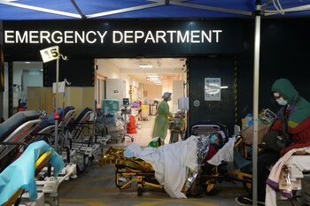 Un paciente con una máscara