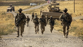 Dos militares y un intérprete