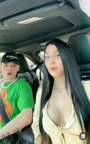 La joven salió con el