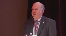 El secretario de Agricultura se enojó en pleno discurso y pidió que lo aplaudan: “Si no le ponemos flow, volvemos al pantano”