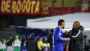En video quedaron las reacciones de los jugadores de Millonarios a la salida de Fabián Bustos 24 horas antes del clásico: “No puede suceder”