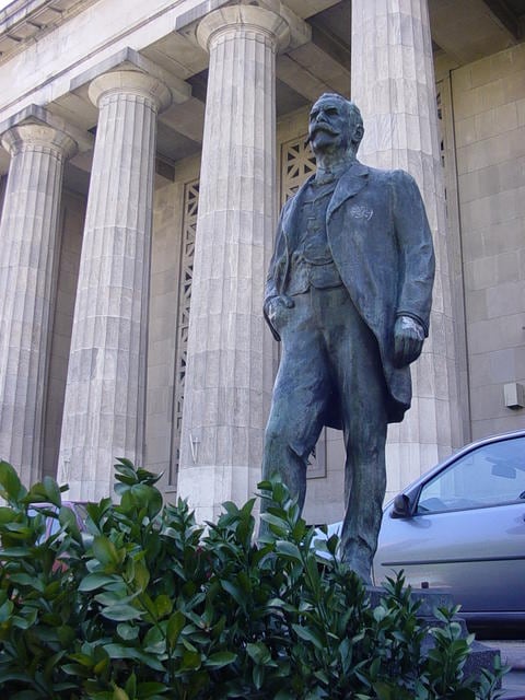 Estatua de Huergo levantada en el frente de la Facultad de Ingeniería de la Universidad de Buenos Aires.