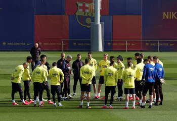 El FC Barcelona planea recortar