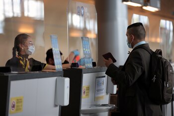 Empleado de Spirit Airlines atendiendo