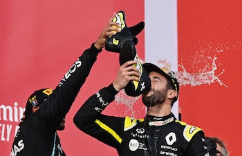 El ‘shoey’, gesto característico de Ricciardo, surgió como símbolo cultural y acto de rebeldía, convirtiéndose en un ritual esperado por los fanáticos de la Fórmula 1 (REUTERS)