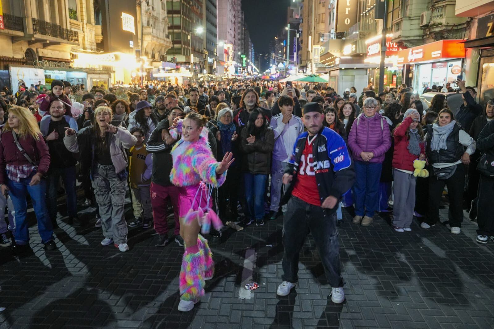 El evento fue parte del programa “Corrientes 24 horas”, que busca revitalizar la vida nocturna y cultural de la avenida