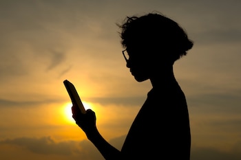 Los beneficios de desconectar de las redes sociales durante las vacaciones.
(EFE/EPA/FAZRY ISMAIL)