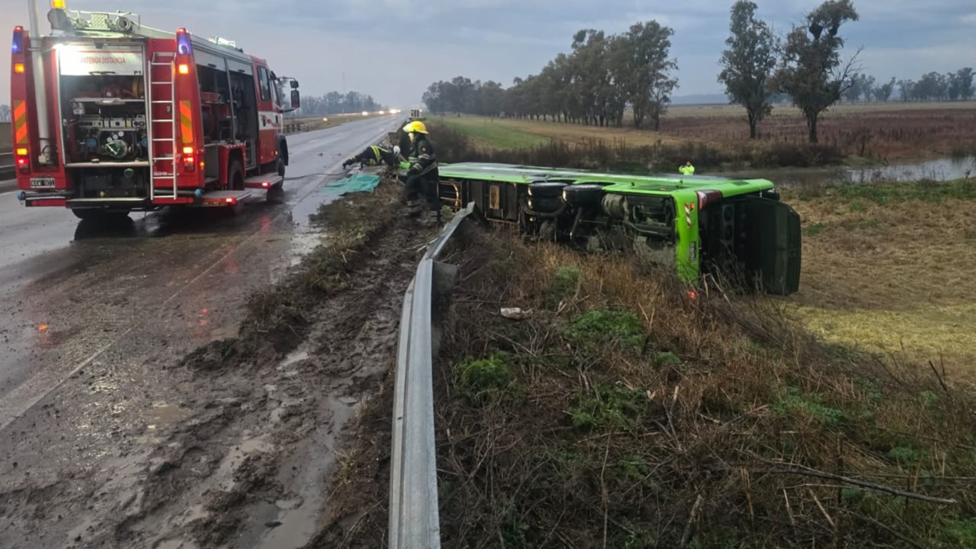 El micro luego del accidente en la Ruta Nacional Nº7