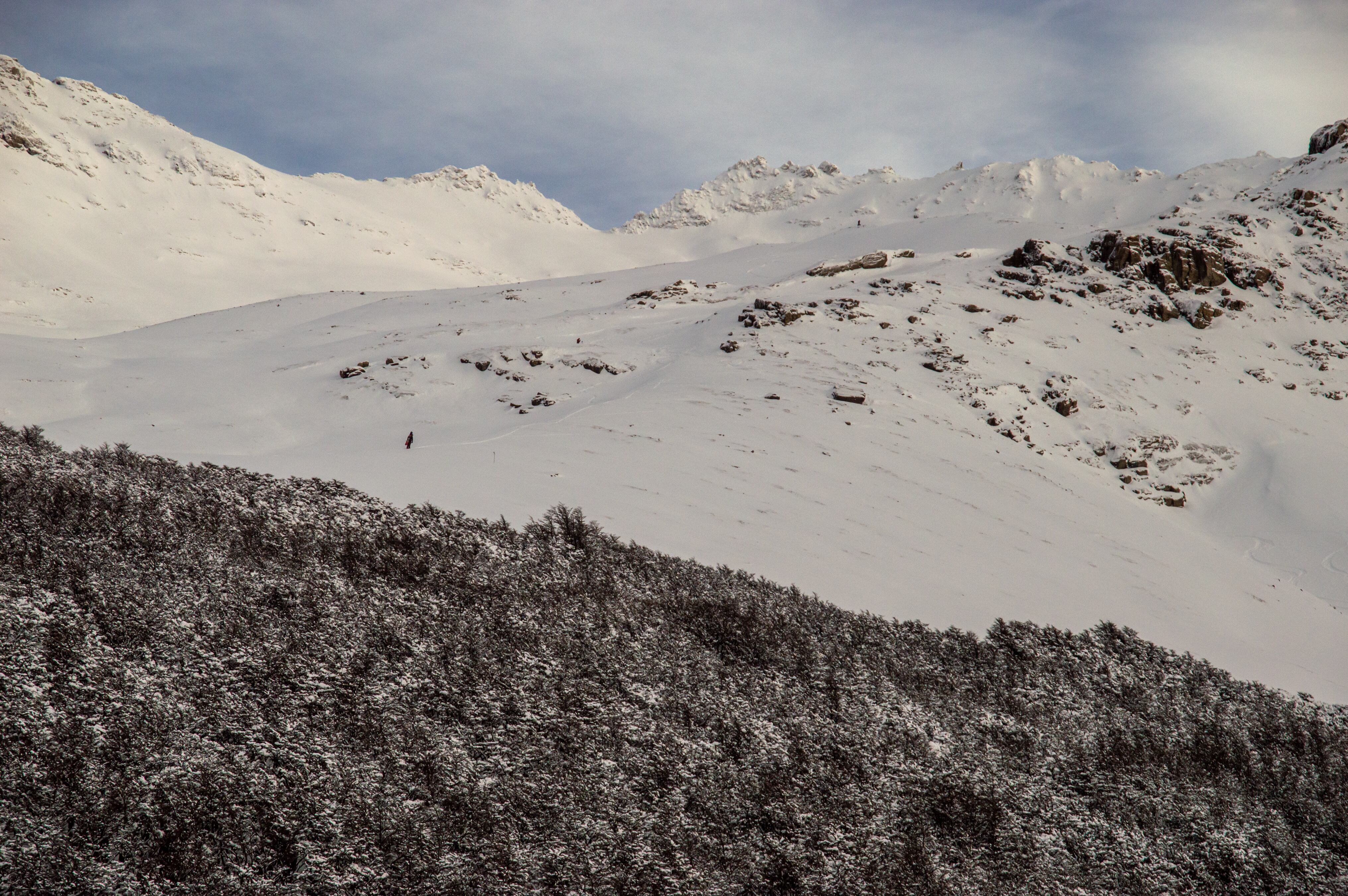 Tres personas fueron trasladadas en helicóptero a un hospital tras ser localizadas entre los escombros, mientras continúan las operaciones de búsqueda en la zona afectada por el alud