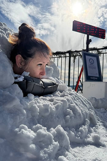 La mujer que desafía el frío extremo: cómo se prepara para permanecer horas entre hielo, nieve y agua helada