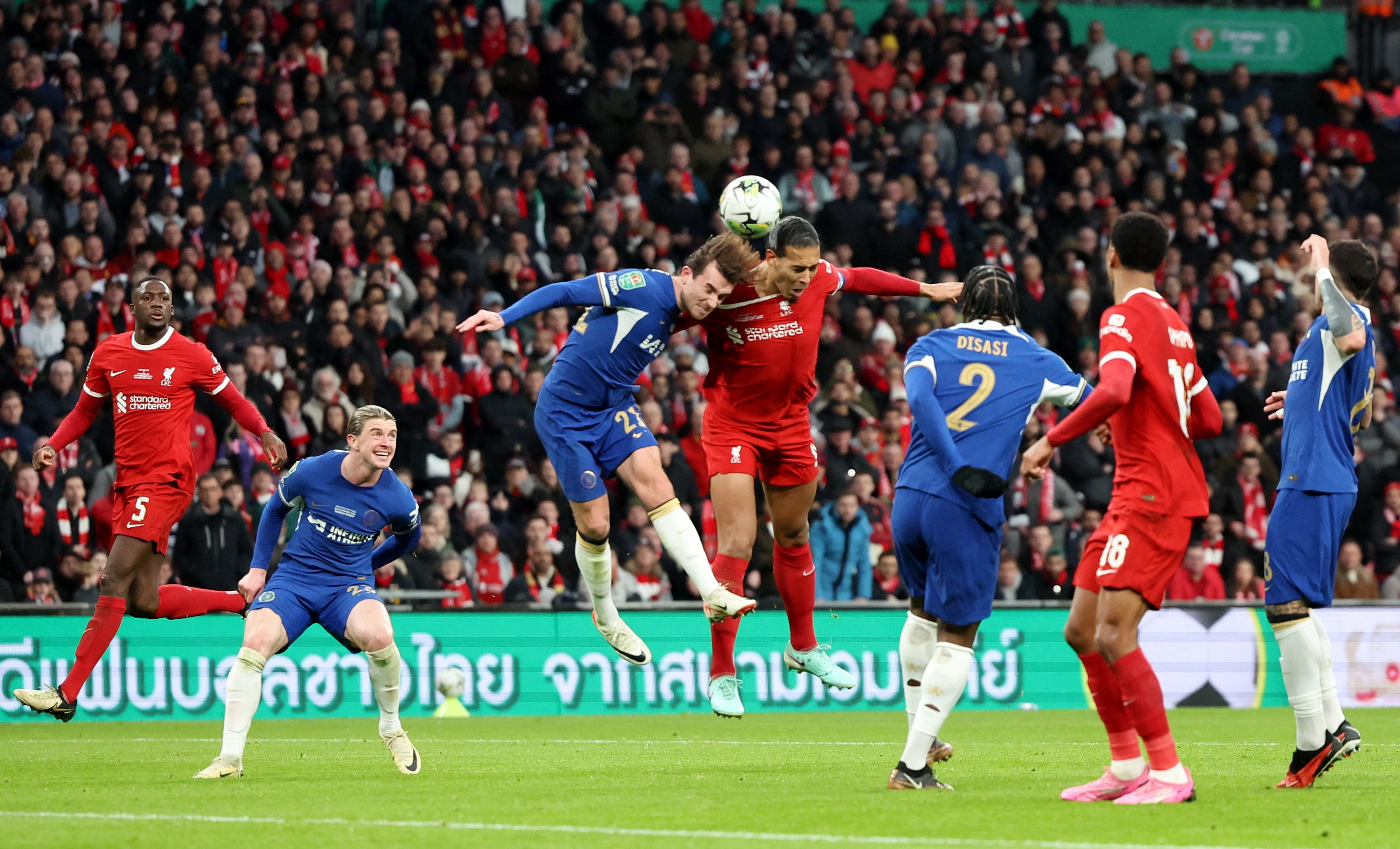 El volumen acumulativo de remates de cabeza, incluso en futbolistas amateur, incrementa el riesgo de daño cerebral pese a la falta de un umbral seguro definido (REUTERS)