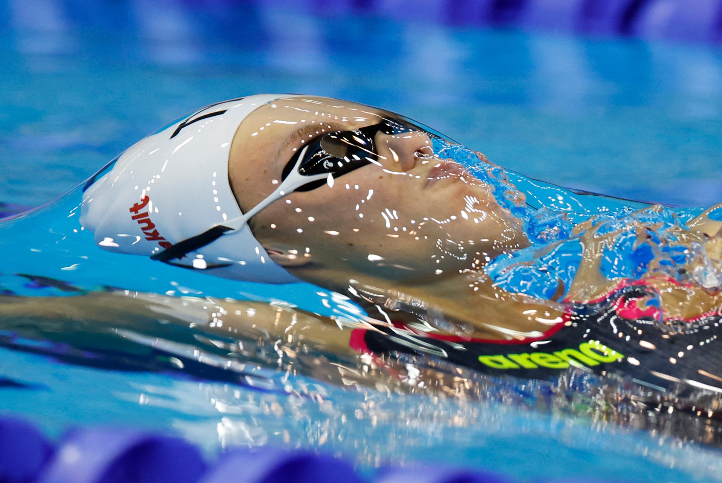 Algunos nadadores usan dos gorros de natación para sujetar las gafas y, en aguas abiertas, hasta cambian de color para confundir rivales (REUTERS/Stefan Wermuth)