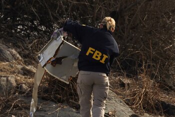 Una agente del FBI transporta