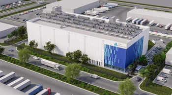 Edificio blanco y azul de centro de datos Iron Mountain desde arriba, con unidades en el techo, rodeado de vías, coches y camiones