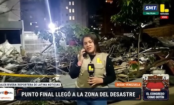 Una reportera con chaleco y micrófono de Latina, con escombros y restos de edificios al fondo de noche. Texto en pantalla: Alex Rivera, desde Venezuela, Punto Final