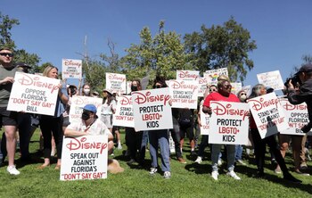 Empleados de Disney protestando por