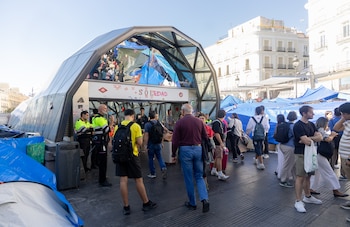 Varias personas en la estación de metro de Sol, en la Puerta del Sol, a 16 de octubre de 2026, en Madrid (España). (Eduardo Parra/Europa Press)