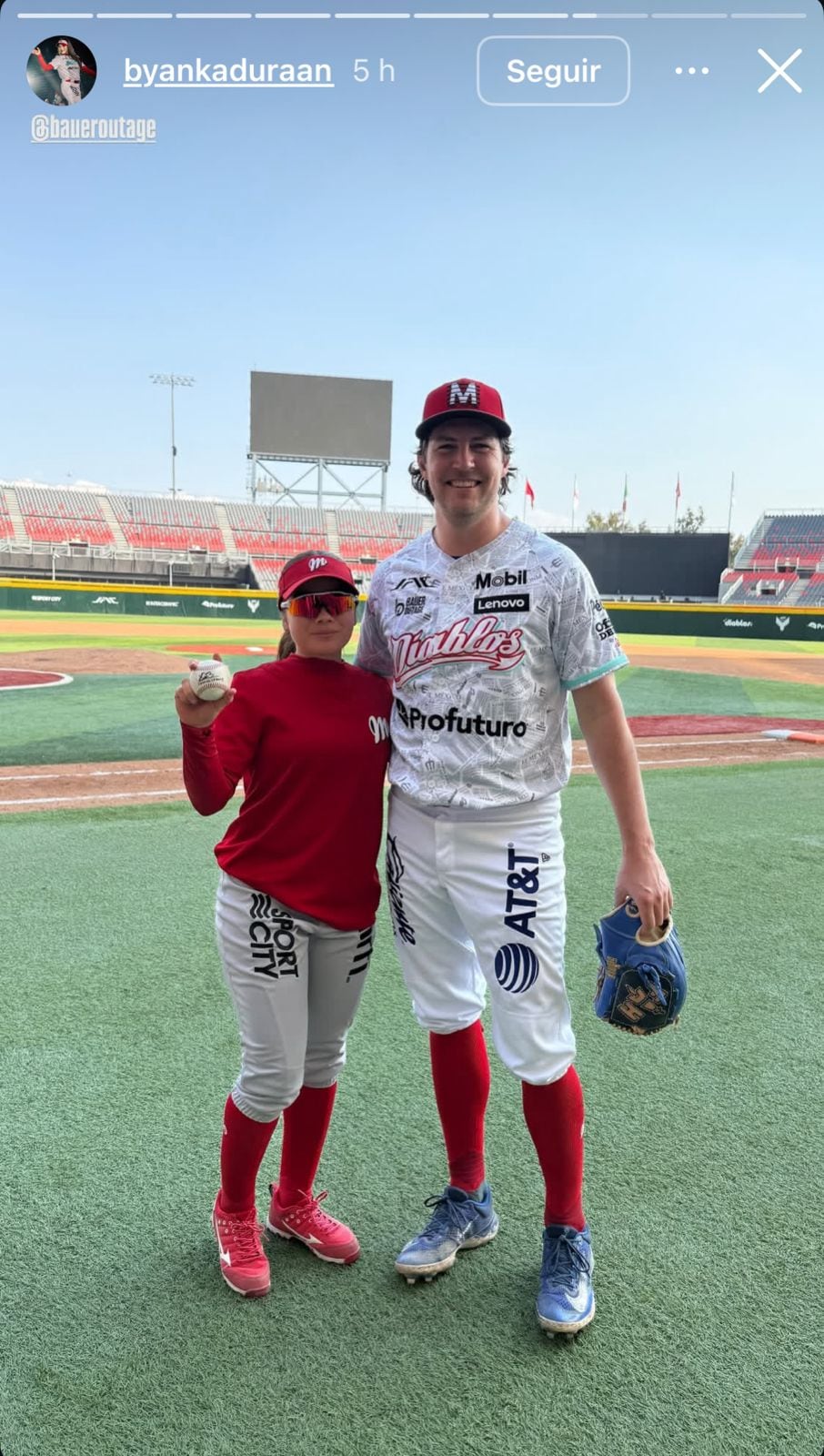 La visita del exlanzador de Grandes Ligas al Estadio Alfredo Harp Helú y su convivencia con el equipo femenil de sóftbol reavivaron las especulaciones sobre una posible vuelta a la novena capitalina para la próxima temporada. (Instagram/ @byankaduraan)