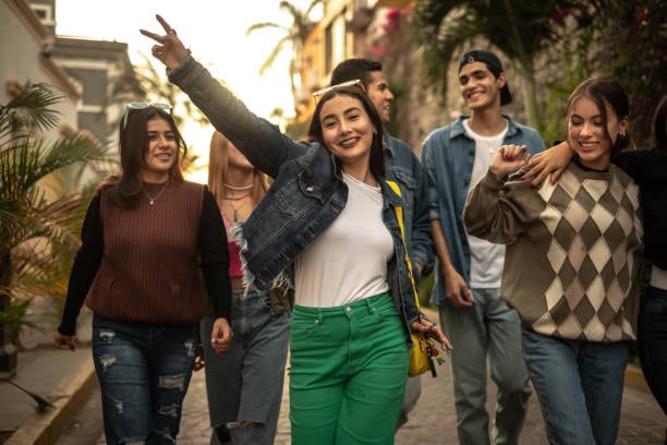 Lejos de la narrativa dominante, distintas formas de conexión humana emergen con fuerza. Celebrar la multiplicidad de afectos y redefinir lo valioso en los vínculos transforma la comprensión sobre el cuidado y el bienestar. Foto: (iStock)