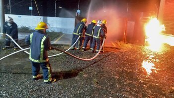 Incendio consumió depósito de chatarra