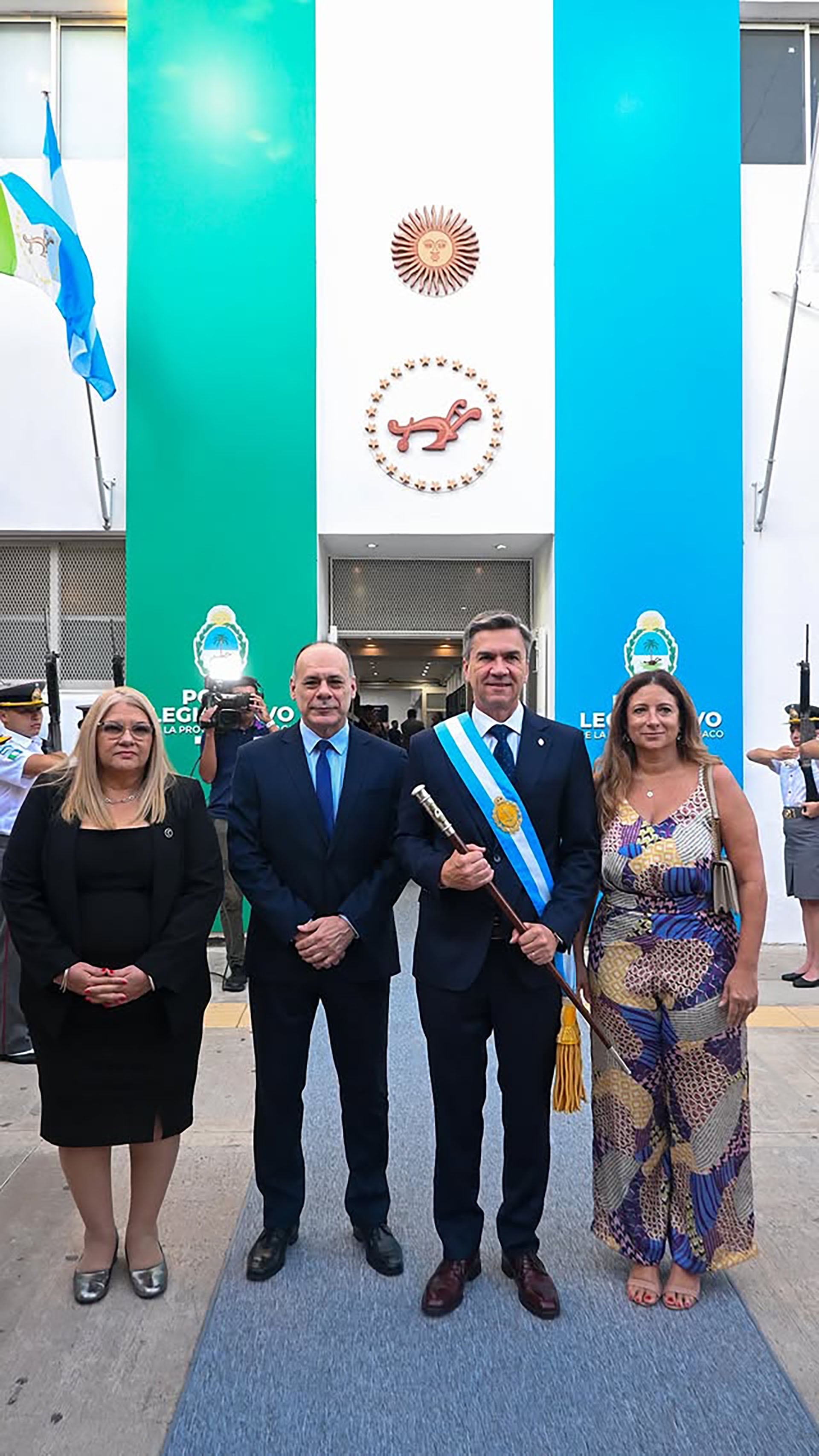 Leandro Zdero, luciendo la banda y el bastón de mando, posa en el acto inaugural de sesiones 2026