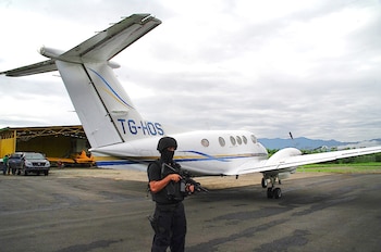 Fotos: Avioneta narco (16-12-13) capturada en Aeropuerto en el Valle de la Estrella con gran cargamento de cocaína y con dos guatemaltecos a bordo.Ministerio de Seguridad Pública