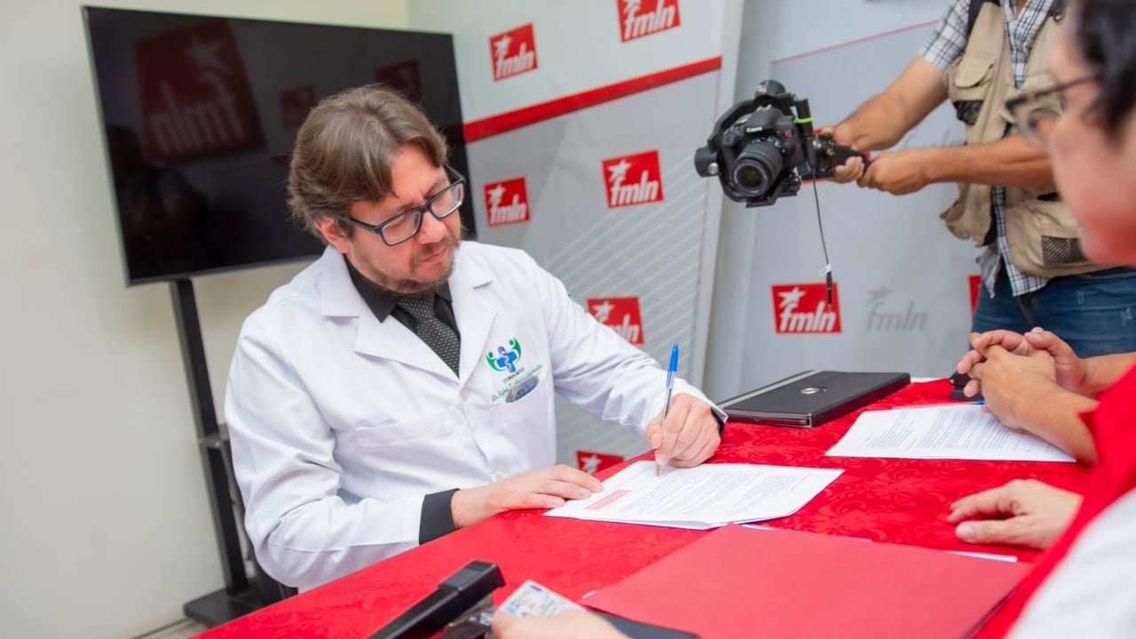 El dirigente sindical lanzó su aspiración presidencial con respaldo de bases y gremios en San Salvador, donde planteó construir una propuesta de país mediante consultas internas y con apoyo de especialistas (Foto cortesía FMLN)