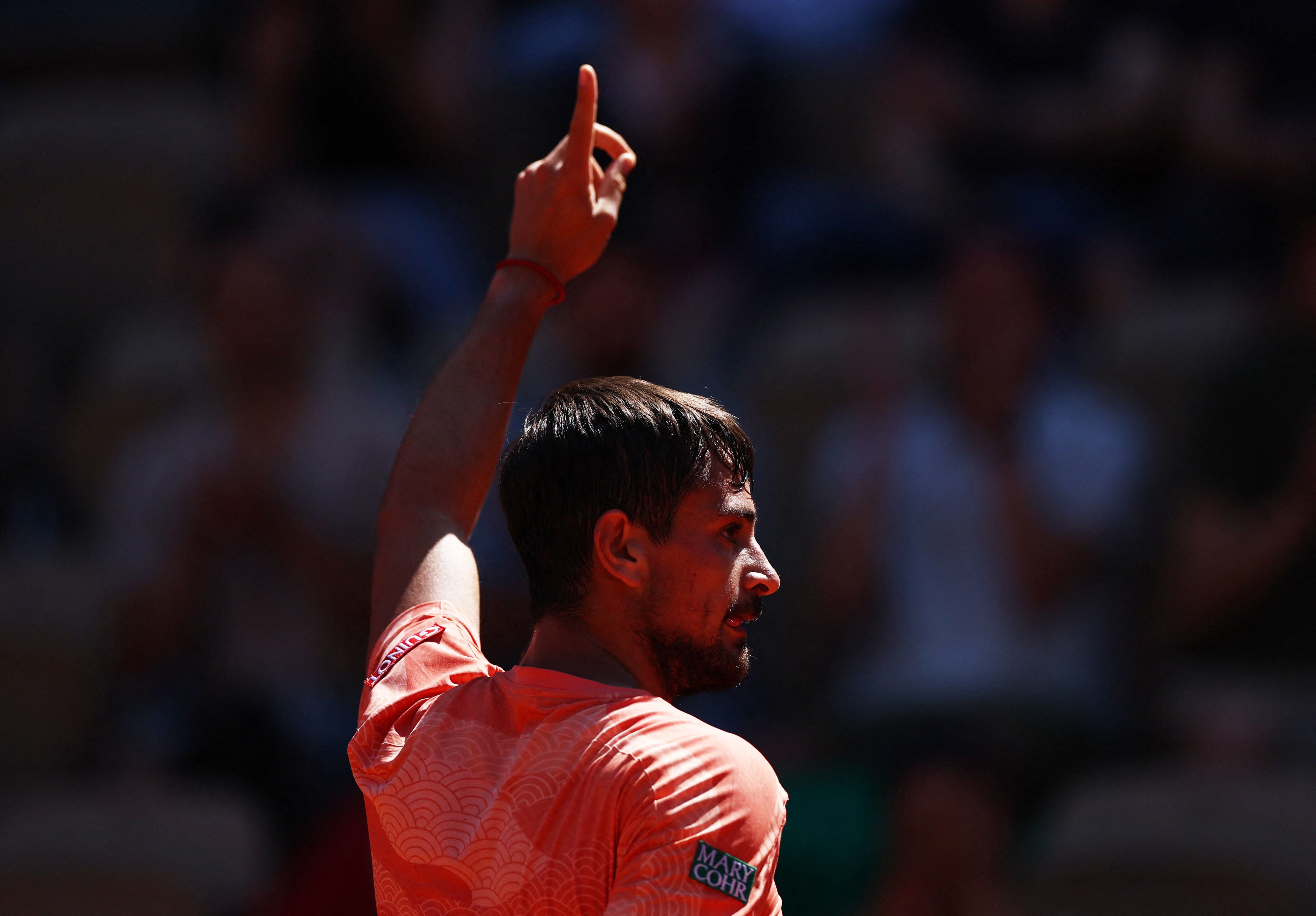Navone durante el cruce ante el top ten italiano Lorenzo Musetti en Roland Garros este año (Crédito: REUTERS/Gonzalo Fuentes)