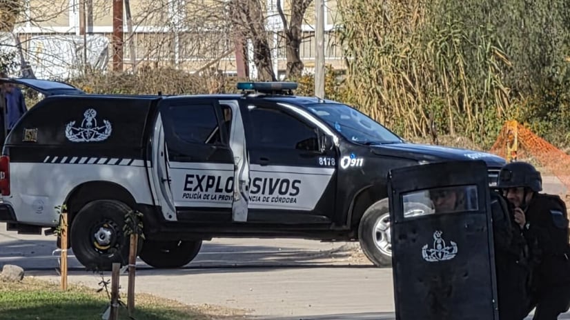 El trabajo de la brigada comienza con el aislamiento del área y continúa con el retiro y peritaje del material
