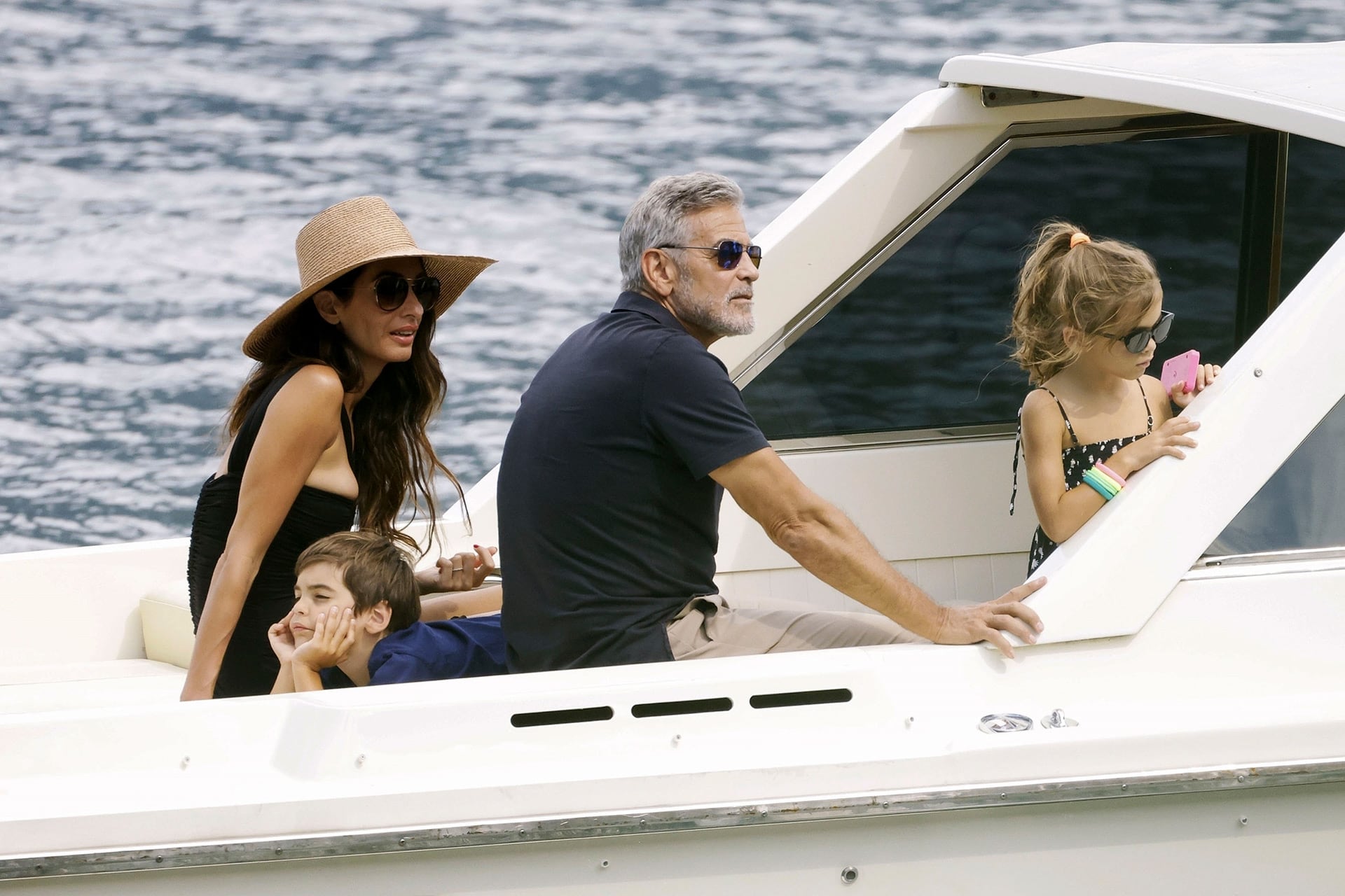 Clooney dijo que la dirección exige un año completo de rodaje, algo que hoy no quiere compatibilizar con la crianza de sus hijos (Photo © 2023 Backgrid/The Grosby Group)